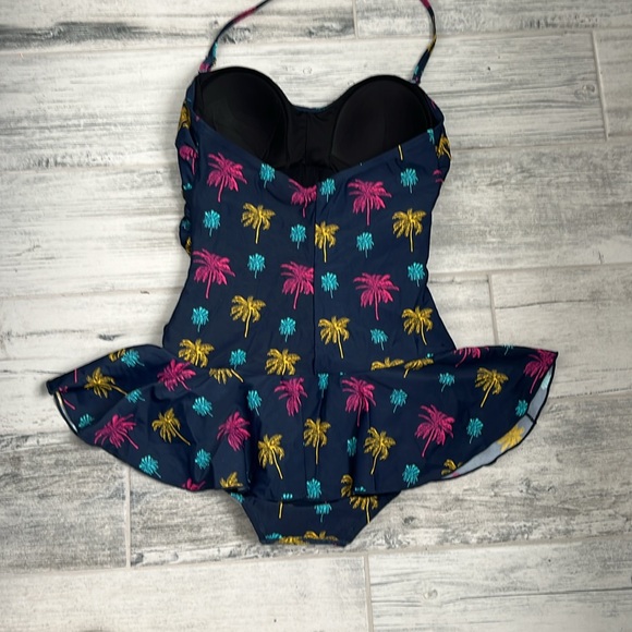 One piece swimsuit with mini skirt - Picture 4 of 6